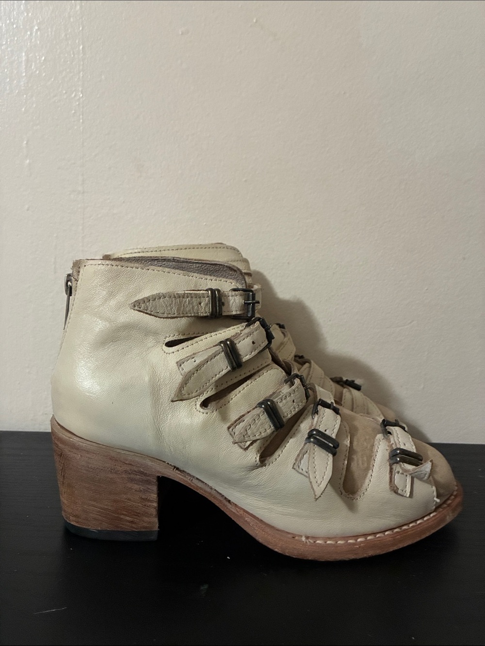 Freebird Quinn heeled sandals in cream featuring a multi strap size 6 Women’s